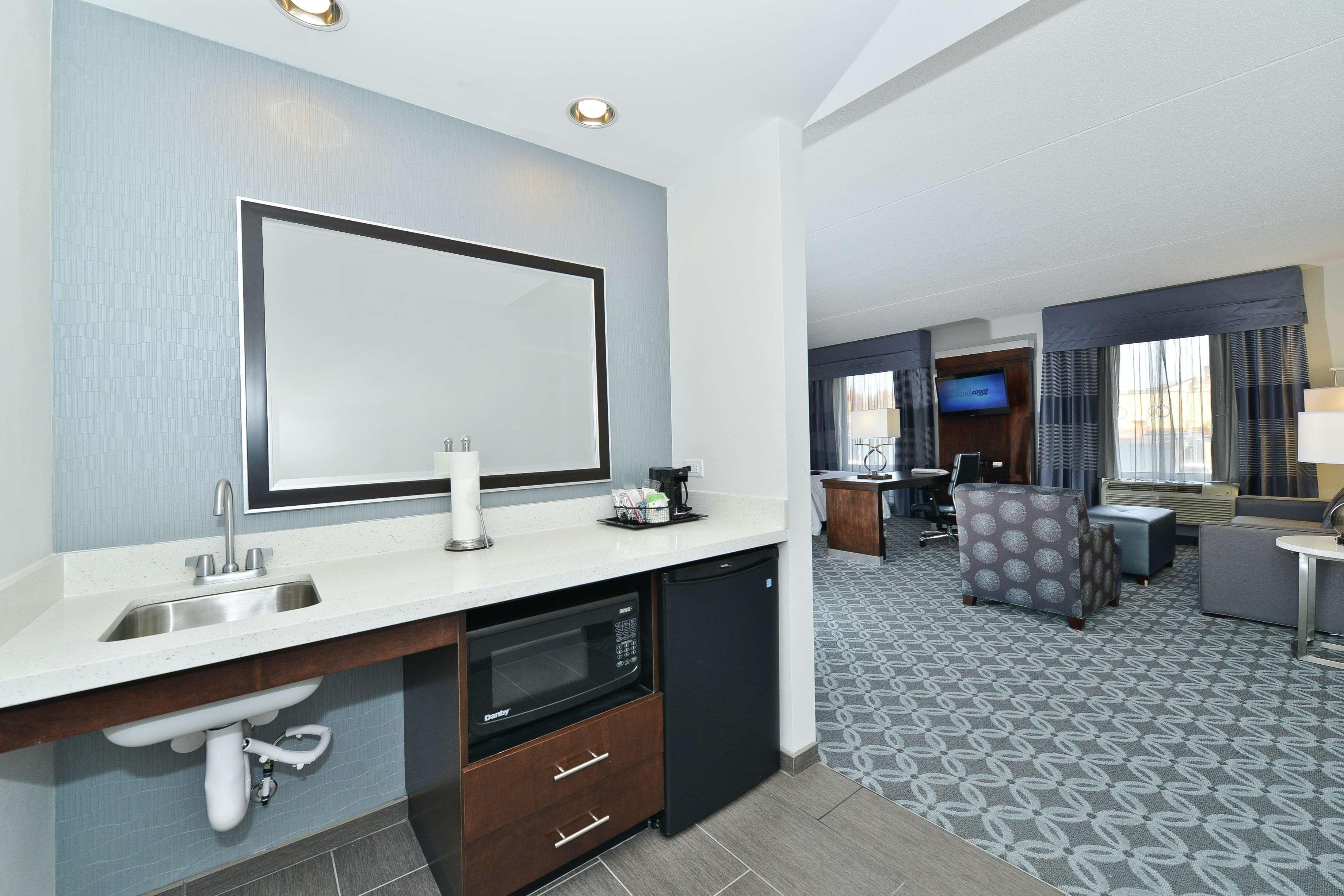 Hampton Inn & Suites Greensboro/Coliseum Area Eksteriør billede
