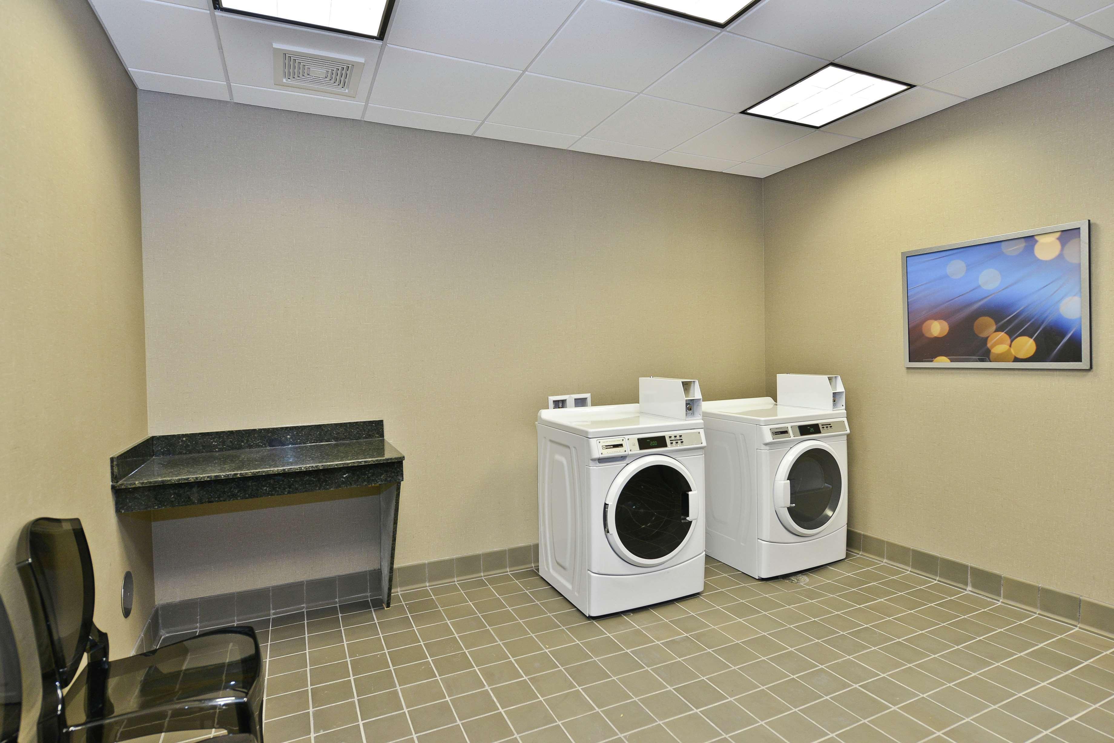 Hampton Inn & Suites Greensboro/Coliseum Area Eksteriør billede