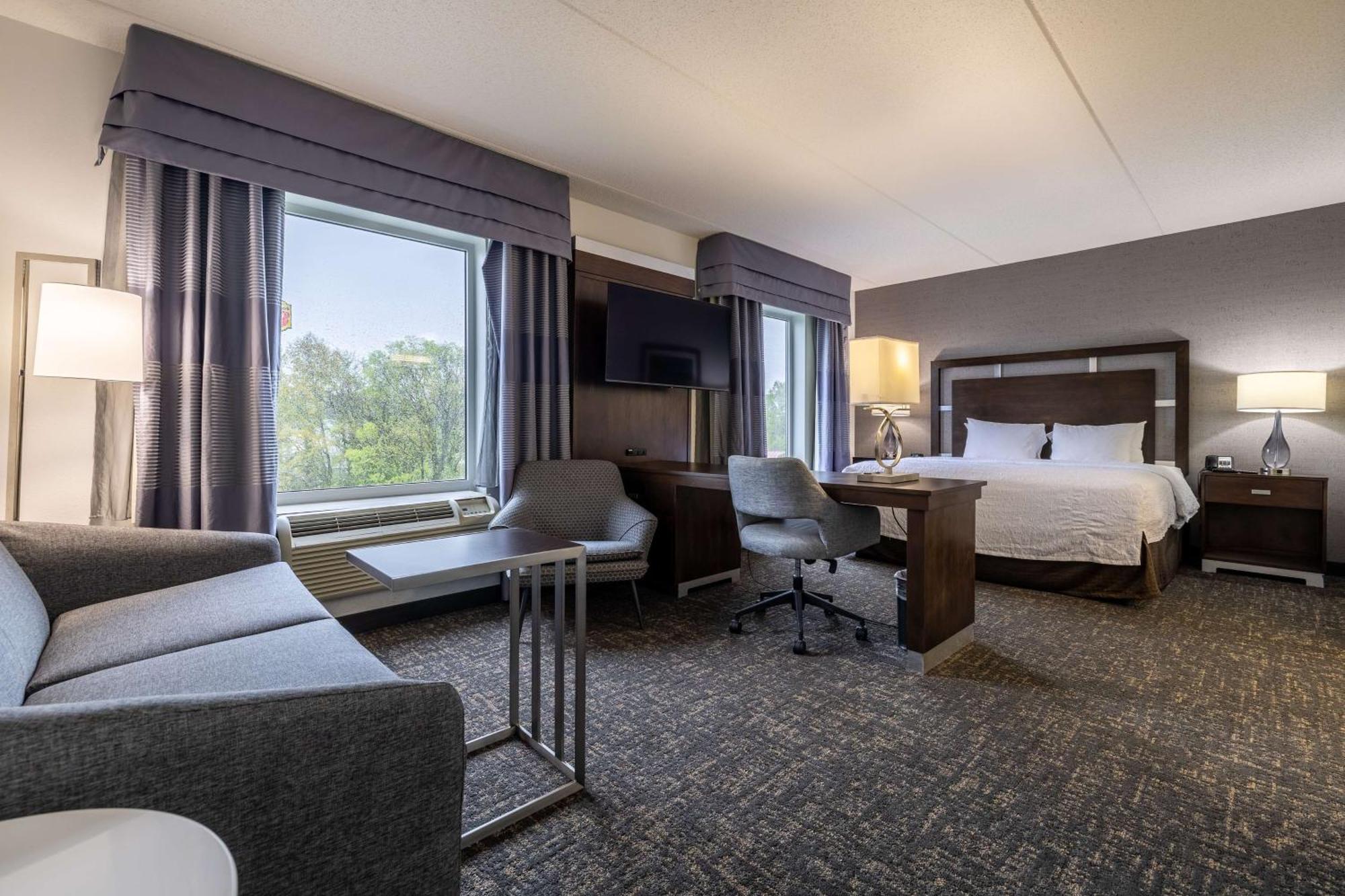 Hampton Inn & Suites Greensboro/Coliseum Area Eksteriør billede
