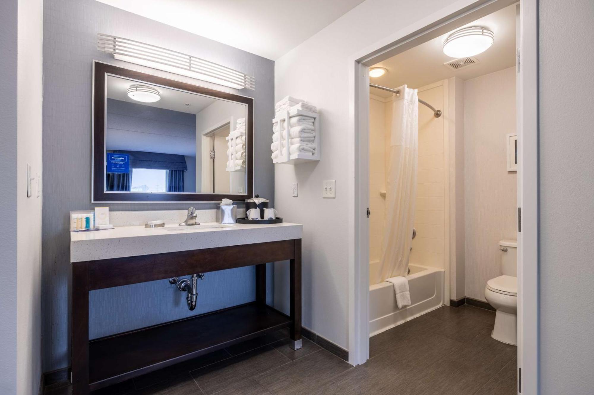 Hampton Inn & Suites Greensboro/Coliseum Area Eksteriør billede