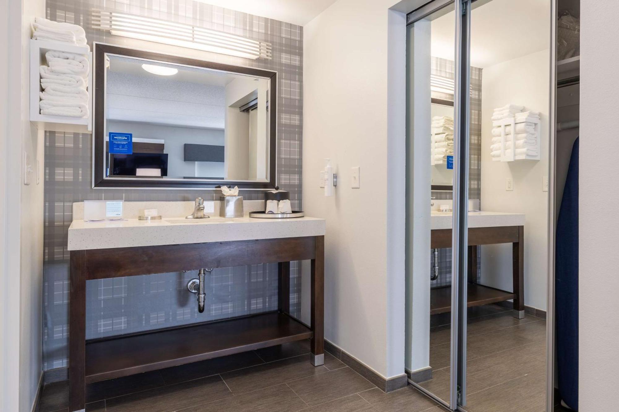 Hampton Inn & Suites Greensboro/Coliseum Area Eksteriør billede