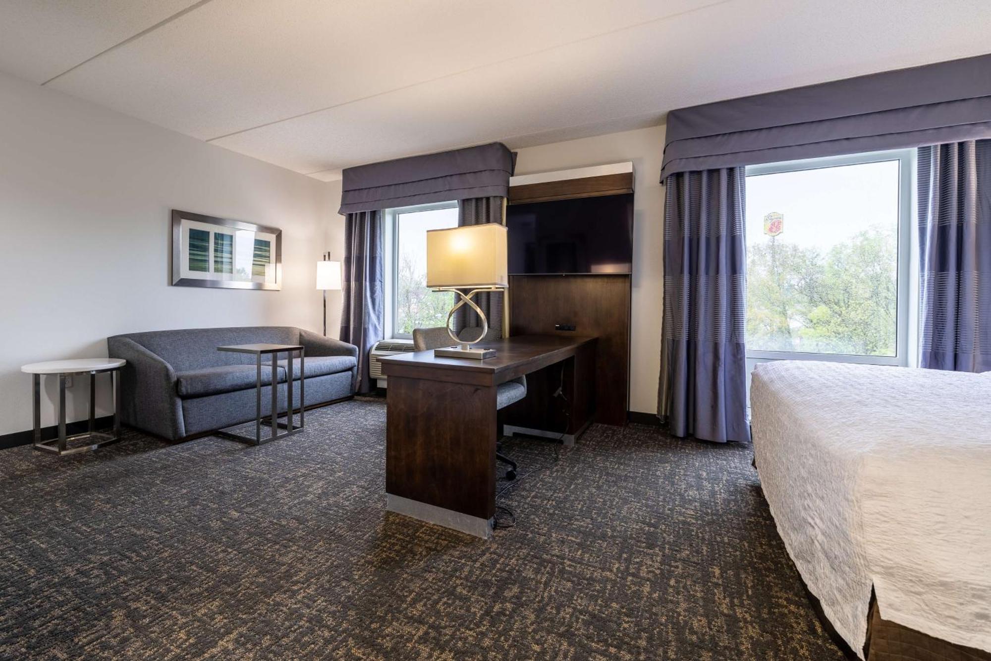 Hampton Inn & Suites Greensboro/Coliseum Area Eksteriør billede
